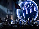 Arctic Monkeys bhem páteního vystoupení na Glastonbury (23. ervna 2023)