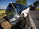 Ti lidé se zranili pi nehod autobusu a osobního vozu mezi Podbezím a Bílým...