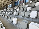 Na ochozech fotbalové arény u pibyly sedaky. (kvten 2023)