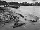 Mrtví japontí vojáci leí na písené plái Maggot Beach na behu ostrova. (1....