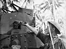 Pák dostává granáty od posádky tanku bhem útoku u Buny. (27. prosince 1942)