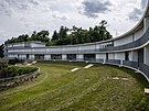 Dvoupodla�ní esovit� prohnuté podélné t�leso s apartmány, které svým tvarem i...