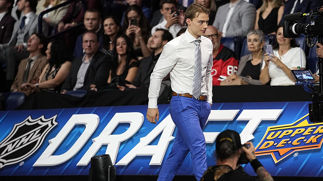 P�ICHÁZÍ JEDNI�KA. Connor Bedard jde na pódium p�i draftu NHL.