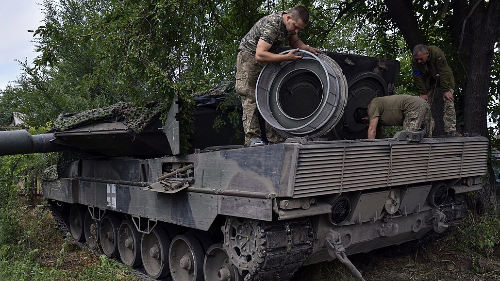 Ukrajintí vojáci opravují tank Leopard 2 v Záporoské oblasti na Ukrajin....