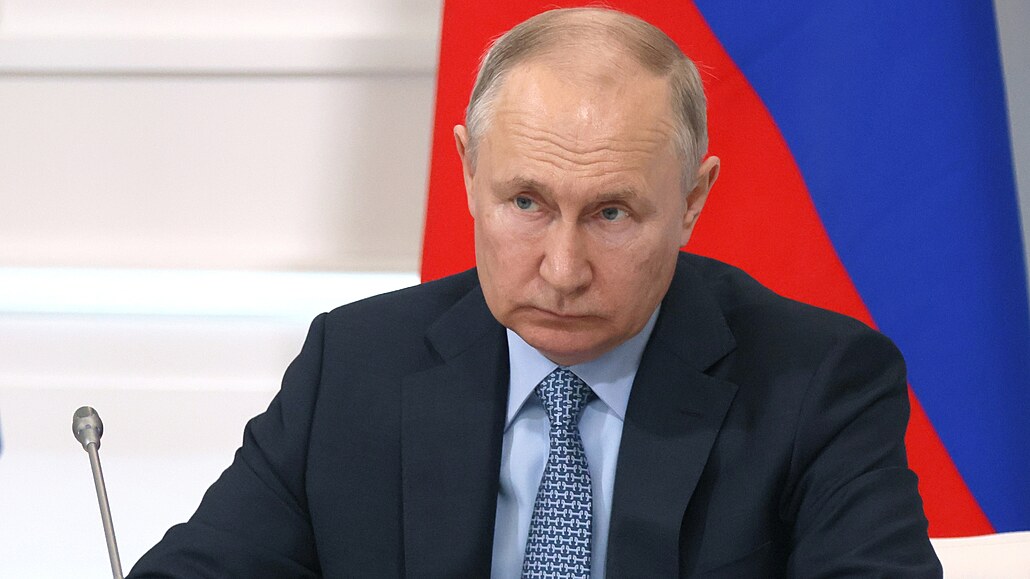 Ruský prezident Vladimir Putin hovoí na schzce v Moskv. (20. ervna 2023)