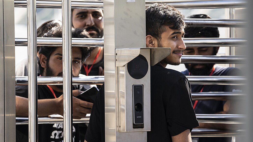 Příbuzní a přátelé migrantů, kteří cestovali na potopené lodi, stojí u vchodu...
