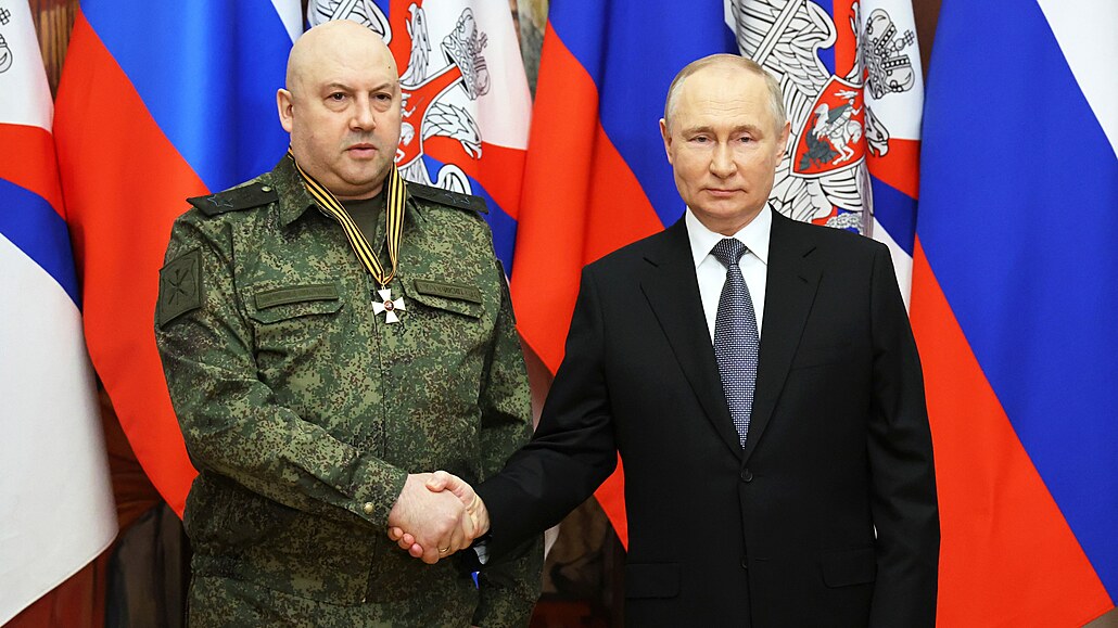 Konec spojenectví. Generál Sergej Surovikin pijímá z rukou ruského prezidenta...