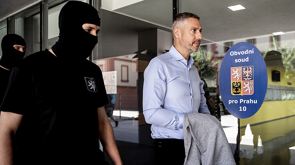 Policisté pivádjí Michala Redla na k soudu, který rozhodoval o vazb pro...