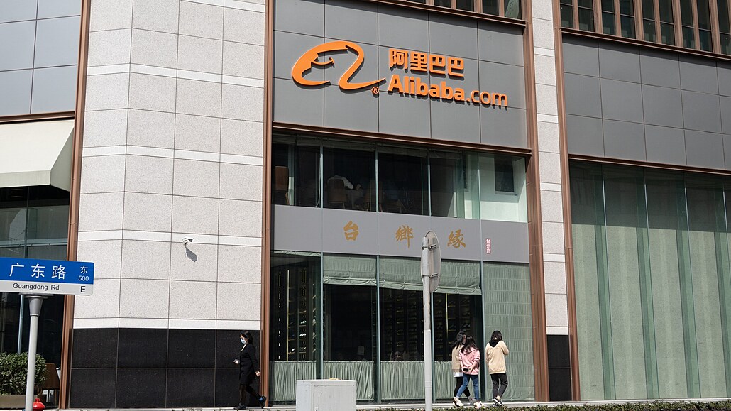 Logo spolenosti Alibaba na fasád budovy Century Trade Building v anghaji ...