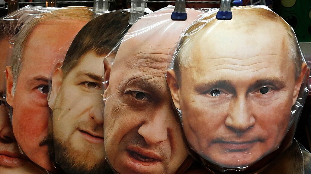 Masky ruského prezidenta Vladimira Putina, éfa oldnéské Wagnerovy skupiny...