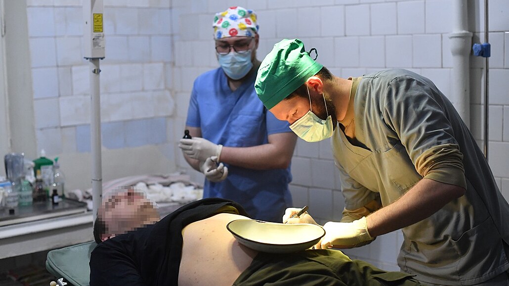 Rutí zdravotníci oetují ruské vojáky v nemocnici v Luhanské lidové republice...