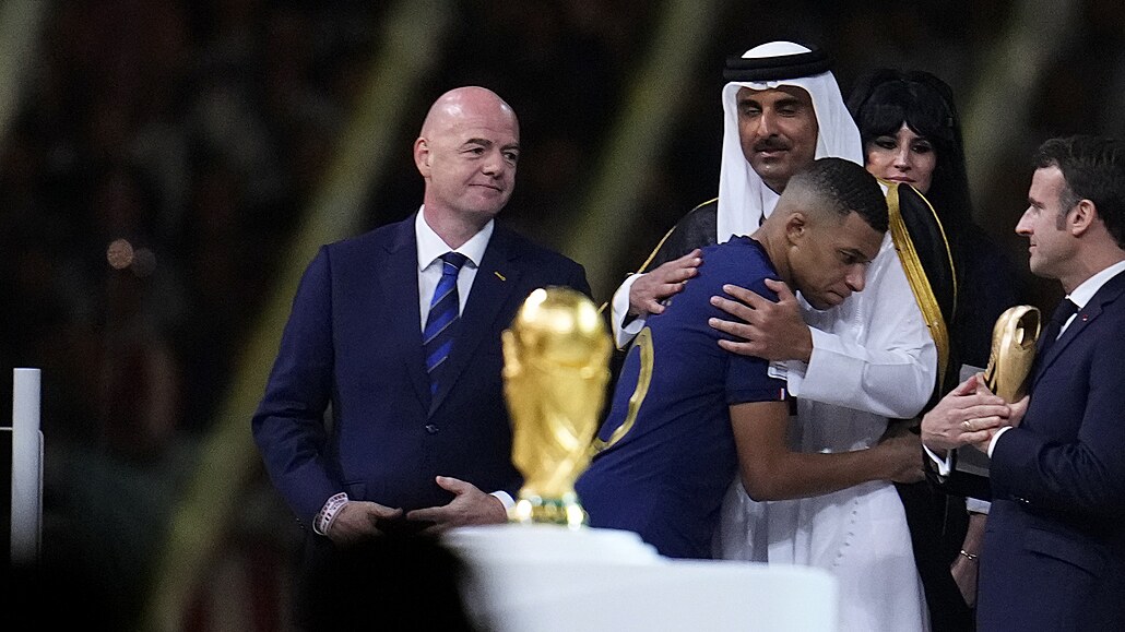 Fotbalista Kylian Mbappé po prohraném finále mistrovství svta v Kataru....