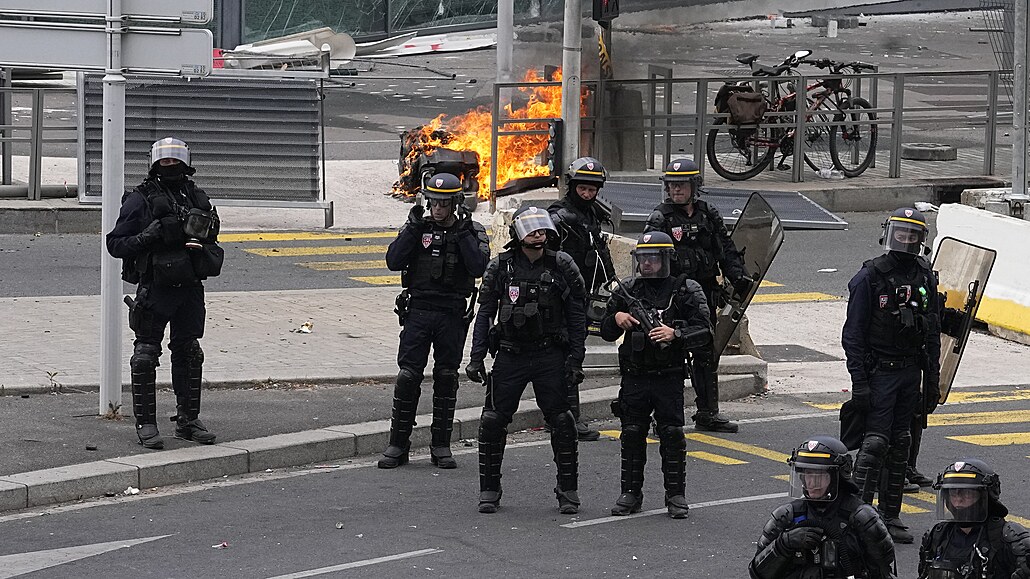 Francouzská policie zasahuje v Nanterre, kde se konala pietní akce vzpomínající...