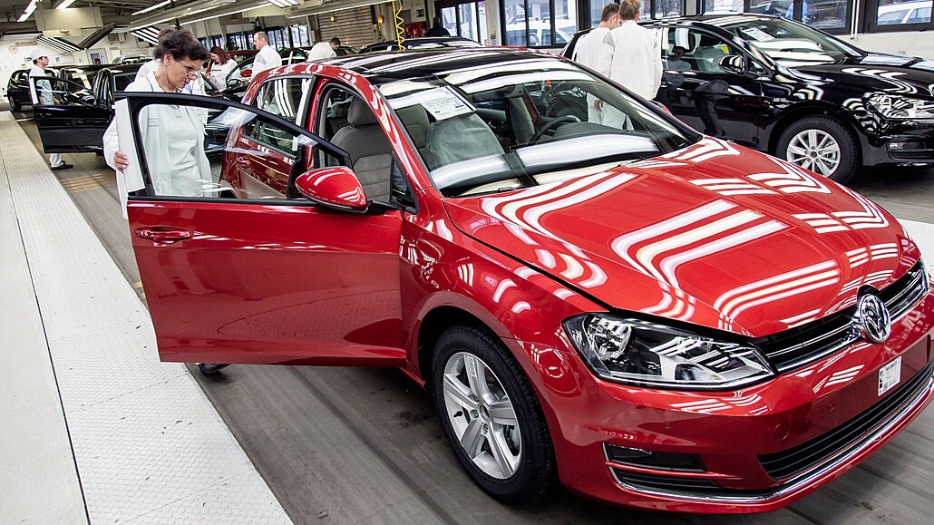 Volkswagen Golf sedmé generace se zaal vyrábt v nmeckém Wolfsburgu v roce...
