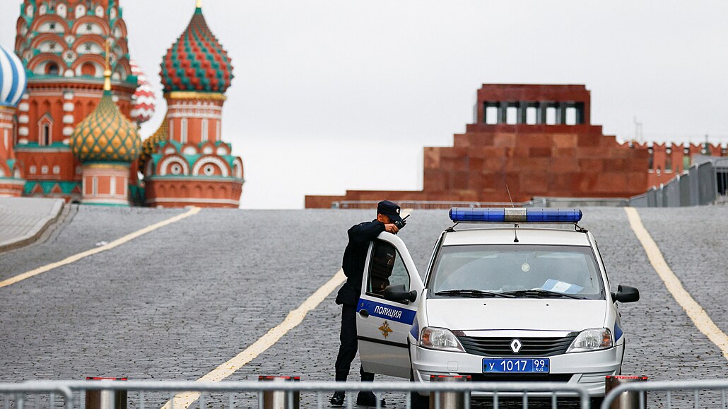 Rudé náměstí v Moskvě je uzavřené a pod dohledem policistů. (24. června 2023)