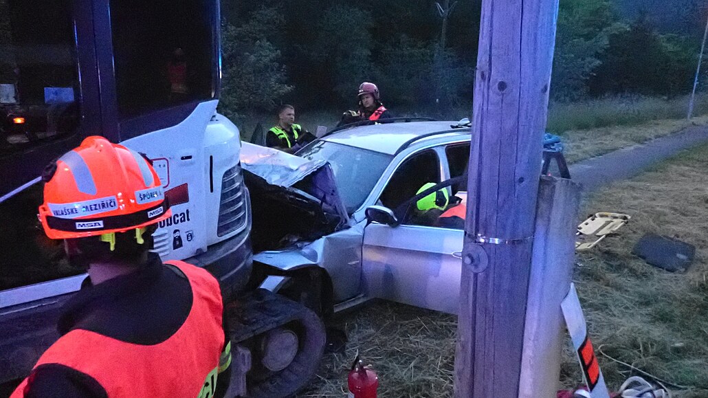 �idi� BMW v Ro�nov� pod Radho�t�m sjel z cesty a narazil do stojícího pásového...