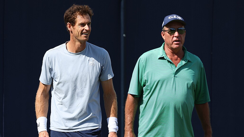 Ivan Lendl (vpravo) pipravuje Andyho Murrayho na blíící se Wimbledon.