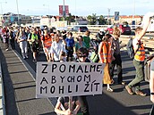 Pochod za zklidnění dopravy v Praze a snížení rychlosti na 30 kilometrů za...