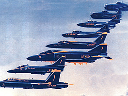 Letadla skupiny Blue Angels, od Hellcatu a po Hornet, na výtvarném díle