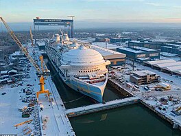 Zajímavé je také �íslo výtah� na palub�. Nahoru a dol� se cestující budou moct...