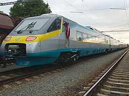 První souprava italského rychlovlaku Pendolino s emblémem �eských drah p�ejela...