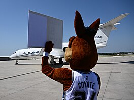 Coyote, maskot San Antonio Spurs, vítá tryská s Victorem Wembanyamou.