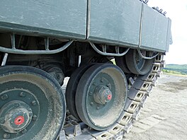 Hlavní bojový tank armády Leopard 2A4 je vybaven pásy, které umoují jízdu na...