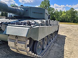 Leopard 2A4 v Páslavicích. Tank má pásy ásten gumové, umoují i provoz na...