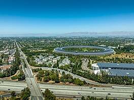 Letecký pohled na kampus spole�nosti Apple v kalifornském Cupertinu (31. srpna...