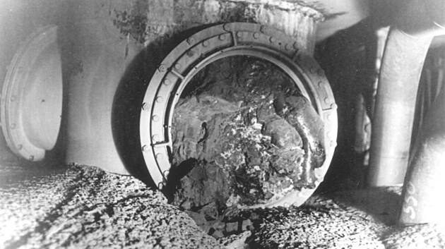 Radioaktivn lva. Obsah tvrtho reaktoru se pi havrii v ernobylu protavil betonovou podlahou a postupn zatuhl v nich patrech elektrrny.