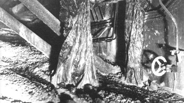 Radioaktivn lva. Obsah tvrtho reaktoru se pi havrii v ernobylu protavil betonovou podlahou a postupn zatuhl v nich patrech elektrrny.