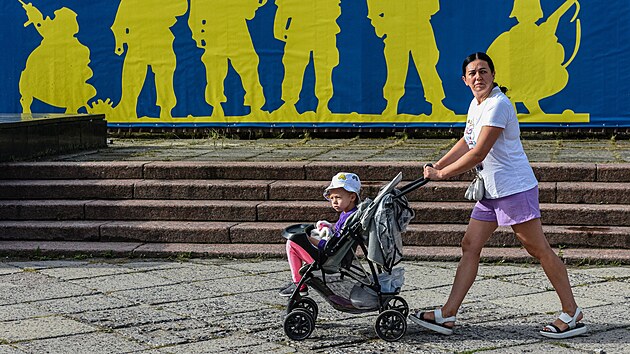 Lvov. Ukrajinsk maminka s korkem bhem oslav Dne nrodn vlajky (23. srpna 2022)
