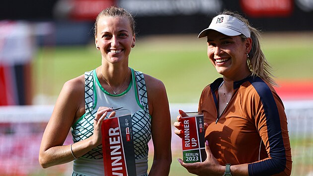 Petra Kvitov (vlevo) a Donna Vekiov po finle turnaje v Berln.