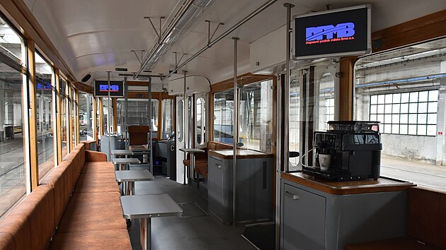 Historick� tramvaj 4MT p�ezd�van� Plech�� bude slou�it jako kav�rensk�. Jej� interi�r pro�el kompletn� prom�nou.