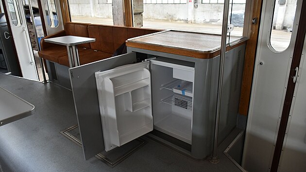 Historick� tramvaj 4MT p�ezd�van� Plech�� bude slou�it jako kav�rensk�. Jej� interi�r pro�el kompletn� prom�nou.