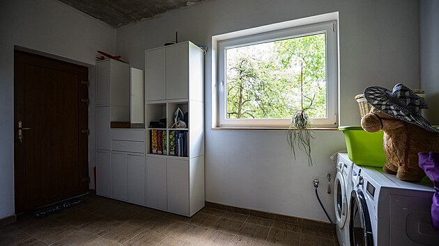 �trampouch: Zde by se musely p�esunou pra�ka se su�i�kou. Technologie pro fotovoltaiku by m�ly b�t pr�v� v prav� ��sti m�stnosti.