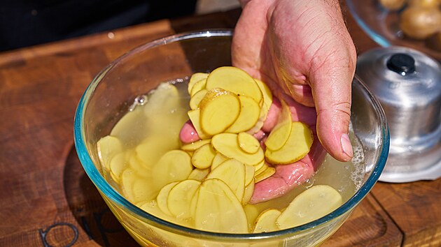 Ne je zanete smait, dejte bramborov pltky do studen vody, aby nezhndly.