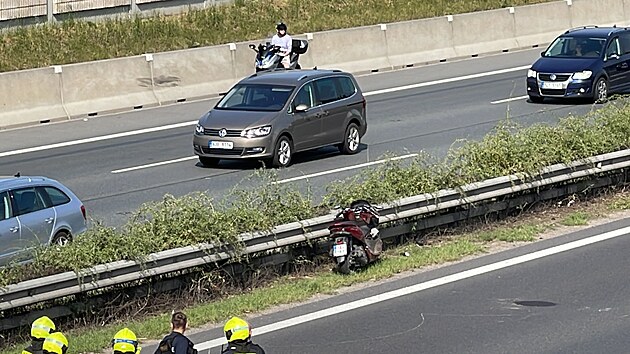 Vn nehoda osobnho vozu a motorky zastavila provoz na dlnici D1 na vjezdu z Prahy. (22. ervna 2023)