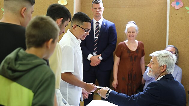 Prezident Petr Pavel s man�elkou p�i sv�ch v�jezdech do kraj� nav�t�vil Prahu. Jeho prvn� zast�vkou byla Z� Cimburkova na �i�kov�. (27. �ervna 2023)