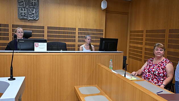 Obvodn soud pro Prahu 6 zaal projednvat ppad uitelky (vpravo), kter el obalob z poprn genocidy kvli tomu, e pi vuce obhajovala vlenou agresi Ruska na Ukrajin. (22. ervna 2023)