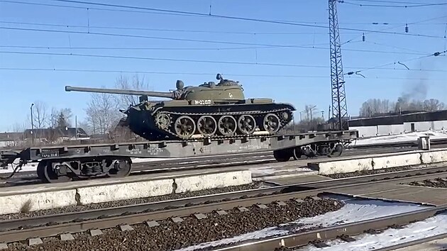Rusk tank T-54 vyazen ze skladu a odeslan na frontu na Ukrajin