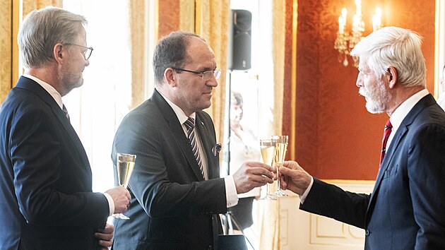 Prezident republiky Petr Pavel si pipj s Markem Vbornm (KDU-SL) po jeho jmenovn ministrem zemdlstv. (29. ervna 2023)