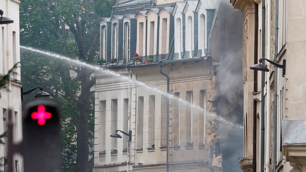 Francouzští hasiči zasahují v 5. pařížském obvodu po výbuchu. (21. června 2023)