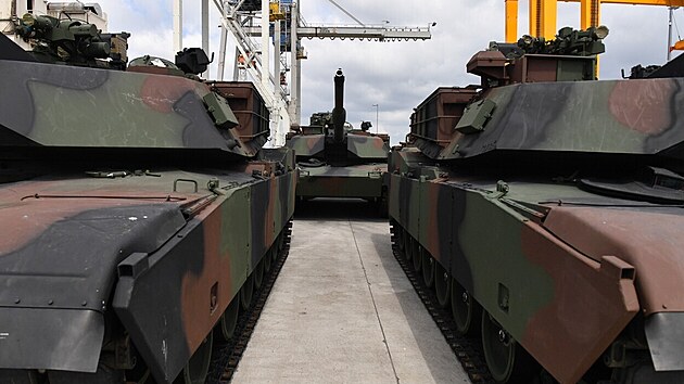 Americk tanky Abrams se vylouj ve ttnskm pstavu na severu Polska. (28. ervna 2023)