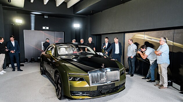 Elektrick Rolls-Royce Spectre se pedstavil v Praze