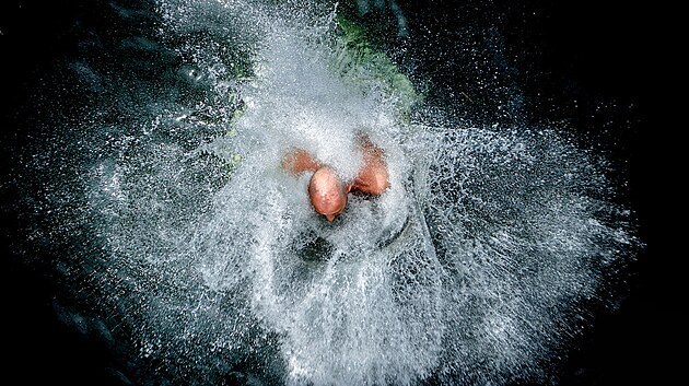 A takto to vypad po vkonu. Christian Guth se utp v ckancch vody. Clem splashdivingu je plcnout na hladinu tak, aby to vdl opravdu kad.