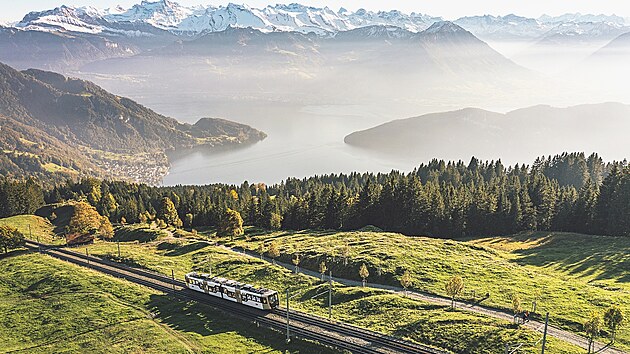 Nov vlak Stadler na nejstar ozubnici Evropy Vitznau  Rigi