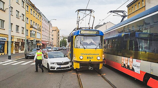 Tramvaj v ukrajinskch barvch mla hned prvn den provozu nehodu. (21. ervna 2023)