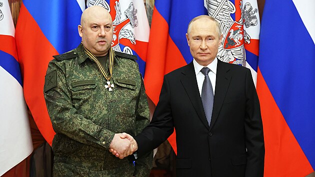 Konec spojenectv. Generl Sergej Surovikin pijm z rukou ruskho prezidenta Vladimira Putina d sv. Ji v prosinci 2022.
