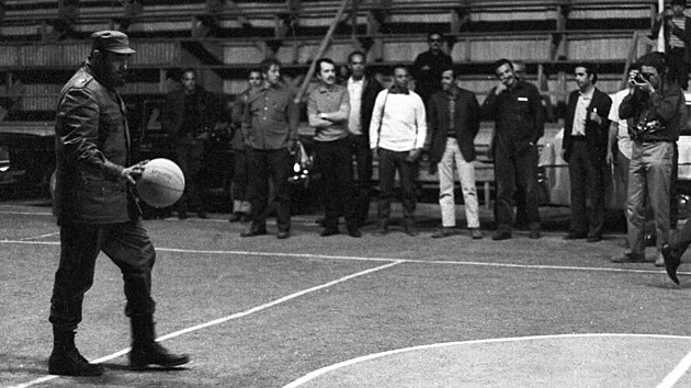Jakmile m�l Fidel Castro volnou chv�li, vyr�el na basketbalov� h�i�t�.